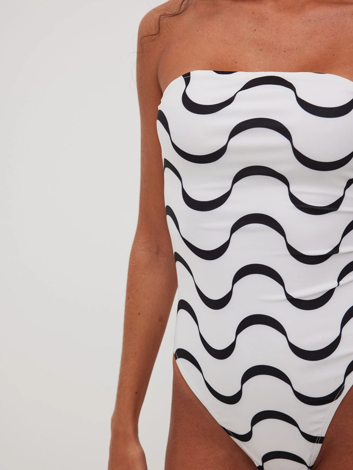 NA-KD Badpakken Zonder Beugel Bandeau Badpak Dames Zwart / Wit 5 NA-KD Badpakken Zonder Beugel Bandeau Badpak Dames Zwart / Wit - Afbeelding 3