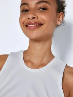 Noisy May Crop Tops Top Twiggi Dames Wit -Ulla Popken Verkoop 92323f55e5d7a65a664616511032a69f