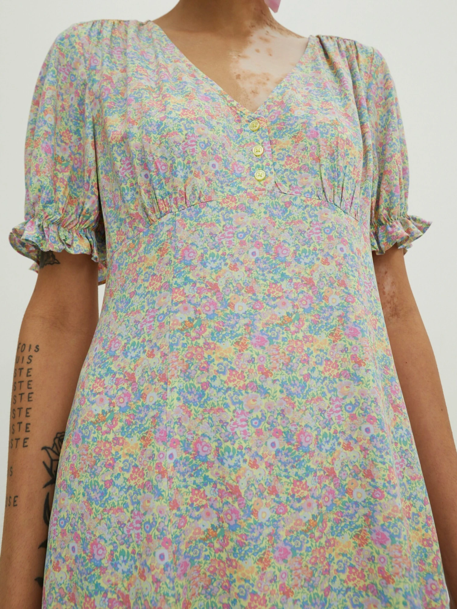 EDITED Midi Jurken Jurk Raina Dames Gemengde Kleuren 4 EDITED Midi Jurken Jurk Raina Dames Gemengde Kleuren - Afbeelding 2