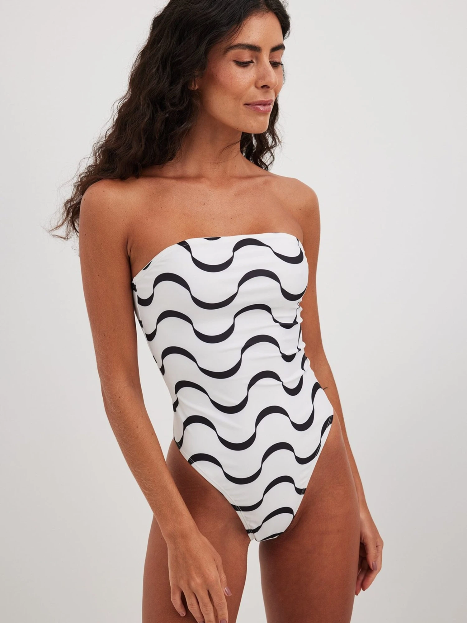 NA-KD Badpakken Zonder Beugel Bandeau Badpak Dames Zwart / Wit 3 NA-KD Badpakken Zonder Beugel Bandeau Badpak Dames Zwart / Wit